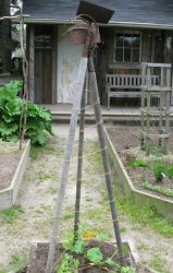 Шпалера из садовых инструментов Шпалера из садовых инструментов